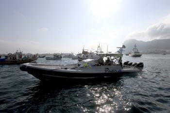 Un barco pescador en aguas próximas a Gibraltar. (Foto: EFE )