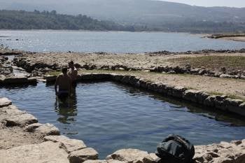 El descenso de agua en As Conchas ha dejado al descubierto las termas de O Baño, en Bande. (Foto: XESÚS FARIÑAS)