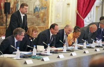 Los principales dirigentes franceses participaron en una reunión en el Palacio del Elíseo, en París.  (Foto: REMY DE LA M.)