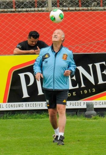 El entrenador de la selección española, Vicente Del Bosque, en acción durante un entrenamiento en Guayaquil (Ecuador). (Foto: EFE )