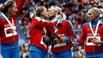 Ksenia Rizhova y Yulia Gúschina celebraron así su medalla de oro en el 4x400m en Moscú. (Foto: EFE )