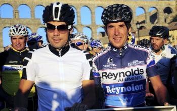 Pedro Delgado (derecha) durante la vigésima marcha ciclista en Segovia, con el maillot con el que ganó el Tour del 88. (Foto: EFE)