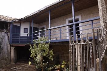 La casa familiar del cineasta Carlos Velo, propiedad municipal, acogerá el taller sobre agricultura ecológica. (Foto: XESÚS FARIÑAS)