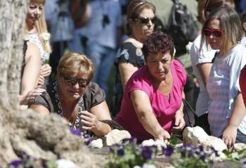 Los familiares de las víctimas vivieron ayer en Madrid una jornada muy emotiva. (Foto: JAVIER LIZÓN)