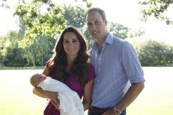 El prícipe Guillermo y Kate Middleton posan con su hijo George Alexander Louis.