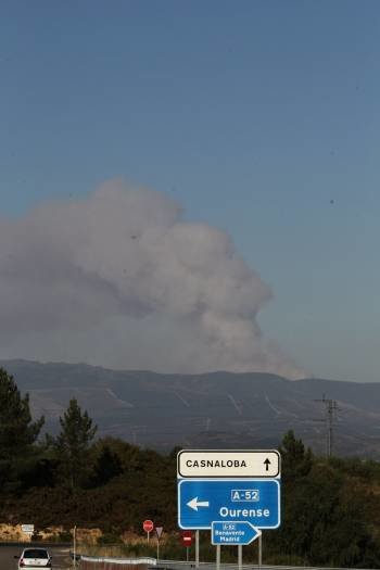 Al fondo, la columna de humo del fuego en el Macizo Central, en Chandrexa. (Foto: ALBERTE)