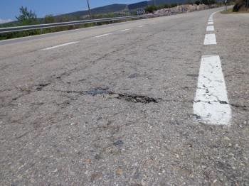 Deficiencias en la carretera N-120, en el tramo del municipio de Rubiá. (Foto: J.C.)