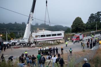 Una grúa levanta uno de los vagones del tren accidentado en la curva de Angrois el 24 de julio. 