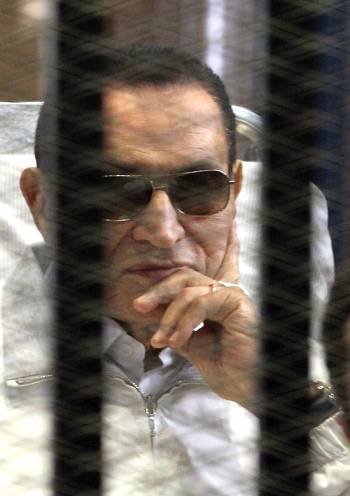 Mubarak, durante uno de los juicios. (Foto: KALED ELFIQI)
