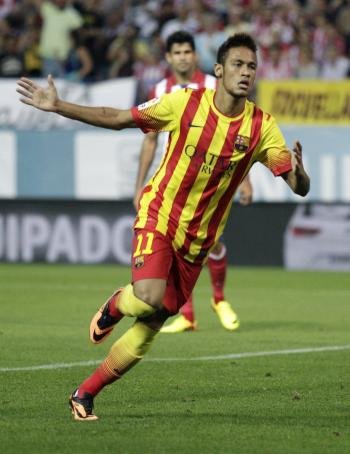 Neymar celebra su primer gol oficial como barcelonista. (Foto: EFE)