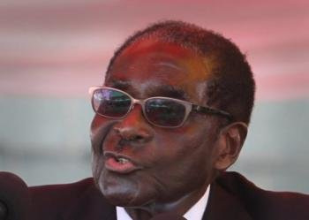 Robert Mugabe seguirá al frente de Zimbabwe al menos cinco años más. (Foto: EFE )
