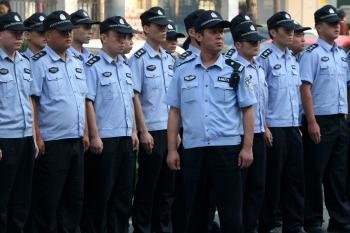 Oficiales de la policía china vigilan una calle cerca a la Corte Intermedia del Pueblo este, donde el exlíder regional Bo Xilai es juzgado (Foto: EFE )