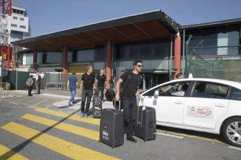Los integrantes del equipo Sky, a su llegada ayer a Vigo. (Foto: FOTOS: J.V.LANDÍN )