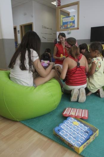 Grupo de niños desarrollando actividades en la ludoteca de Cruz Roja en Ourense (Foto: Miguel Ángel)