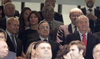 El Rey Juan Carlos (derecha), Florentino Pérez (centro) y el ministro de Educación, Cultura y Deporte, José Ignacio Wert (izquierda), en el palco durante el Trofeo Bernabeu ayer. (Foto: EFE)