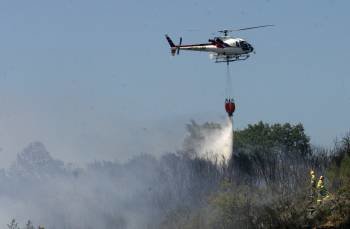 Tareas de extinción en el fuego declarado en Cualedro. (Foto: MARCOS ATRIO)
