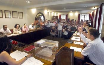 Los concejales de Cudillero votan durante el pleno de elección de alcalde en el Ayuntamiento asturiano. (Foto: A. MORANTE)