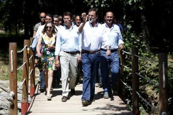 Ana Pastor, Núñez Feijóo, Mariano Rajoy y Louzán, entre otros, durante su paseo. (Foto: JAVIER LIZÓN)