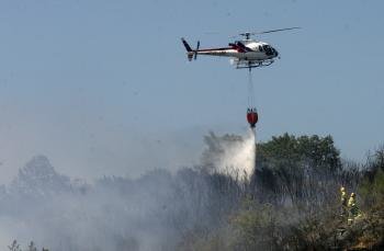 Tareas de extinción en el fuego declarado en Cualedro (Foto: Marcos Atrio)