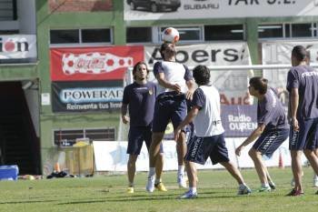 Los jugadores del Ourense, ejercitándose ayer sobre el maltrecho césped deO Couto. (Foto: MIGUEL ÁNGEL)