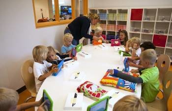 Una maestra reparte iPad en el primer día de clase en los colegios holandeses Steve Jobs. (Foto: EFE)