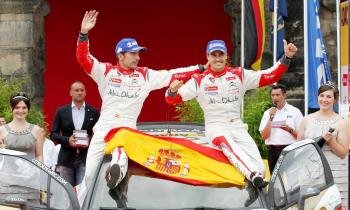 Dani Sordo y su copiloto Carlos del Barrio en el podio como vencedores del rally de Alemania (Foto: EFE)