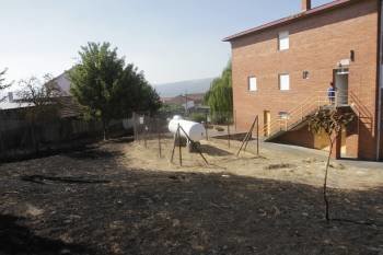 El fuego bordeó el depósito de gas del colegio de Medeiros. (Foto: FOTOS: MIGUEL ÁNGEL)