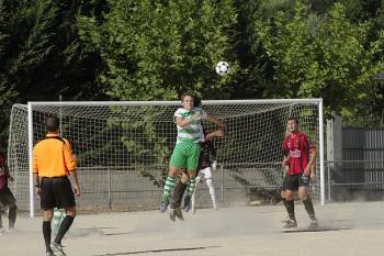 Antón, autor del tercer gol del Melias, pelea por un balón.  (Foto: MIGUEL ÁNGEL)
