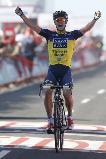 Nicolás Roche celebra su victoria en la segunda etapa de la Vuelta con final en el Alto da Groba. (Foto: JAVIER LIZÓN)