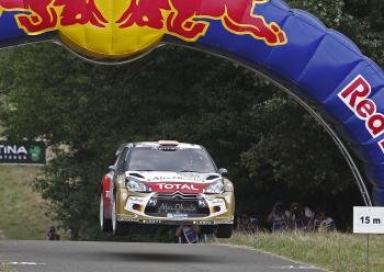 El piloto español Dani Sordo salta en el rápido asfalto alemán a bordo de su Citroën DS3 WRC. (Foto: belay)