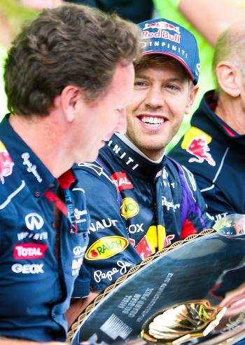 El tándem ganador del equipo Red Bull, Christian Horner (izquierda) y Sebastian Vettel (derecha). (Foto: EFE)