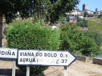 Las señales de las carreteras, como esta de la OU-533, dicen Viana do Bolo. (Foto: J.C.)