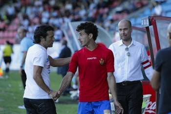 El entrenador Luisito felicita al asturiano Iker Alegre, el goleador anteayer, al ser sustituido. (Foto: MIGUEL ÁNGEL)