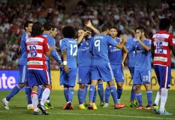 Los jugadores madridistas celebran el gol de Benzema. (Foto: MIGUEL ÁNGEL MOLINA)