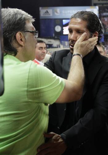 El 'Tata' Martino y el 'Cholo' Simeone, saludándose en el partido de ida. (Foto: ALBERTO MARTÍN)
