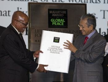 El presidente sudafricano, Jacob Zuma (i), recibe en nombre del expresidente Nelson Mandela el Premio a Toda una Vida por la Paz Global, de manos del exprimer ministro malasio  Mahathir Mohamad. (Foto: EFE )