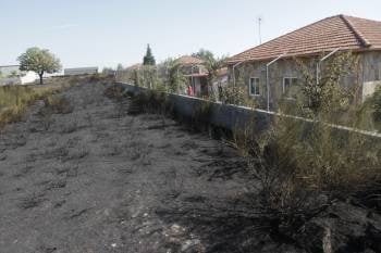 Cualedro y Monterrei hacen balance de los daños provocados por el fuego. (Foto: MGUEL ÁNGEL)