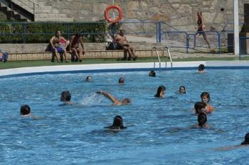 Las piscinas de Oira siguen ofreciendo comodidad. (Foto: MIGUEL ÁNGEL)