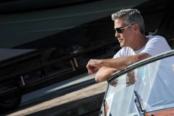 George Clooney, que hoy inaugurará con Sandra Bullock el festival, ayer en los canales.