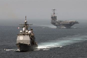 Fotografía facilitada por la Marina de EE. UU. del buque militar USS Gettysburg (izq) y al portaaviones USS Harry S. Truman mientras cruzan el Estrecho de Gibraltar (Foto: efe)