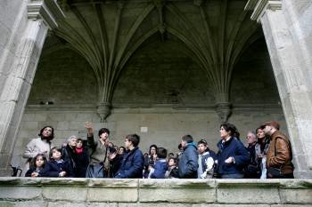 Un grupo de turistas durante las visitas guiadas al Monasterio de San Salvador de Celanova. (Foto: MARCOS ATRIO)