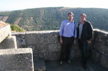Besteiro (d.) con el militante socialista Miguel Solla en Castro Caldelas. (Foto: MARTIÑO PINAL)