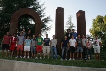 Los jugadores en representación de los 18 equipos de Primera, en la zona de Portovello. (Foto: MARCOS ATRIO)