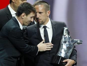 Messi felicita al francés Ribéry, que posa con su trofeo conquistado. (Foto: SEBASTIEN NOGIER)