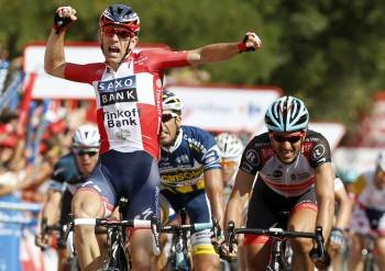 Michael Morkov, ciclista danés del Saxo Bank, levanta los brazos para celebrar la victoria de etapa. (Foto: JAVIER LIZÓN)