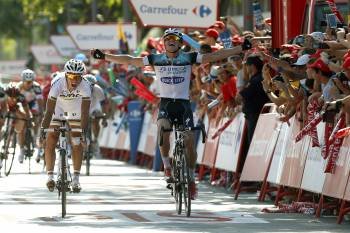  El ciclista checo del Omega, Zdenek Stybar (derecha), celebra su victoria en la séptima etapa. (Foto: JAVIER LIZON)