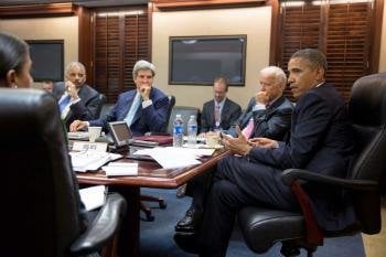 El presidente de los Estados Unidos, Barack Obama, reunido con sus asesores (Foto: EFE)