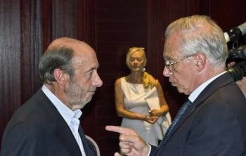 Pérez Rubalcaba charla con el secretario general del PD italiano, Guglielmo Epifani. (Foto: ANDREA VISMARA)