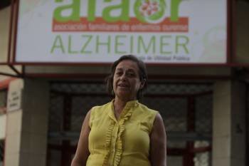 Ángeles Blanco, presidenta de Afaor, frente a la sede de la asociación en Ourense. (Foto: MIGUEL ÁNGEL)