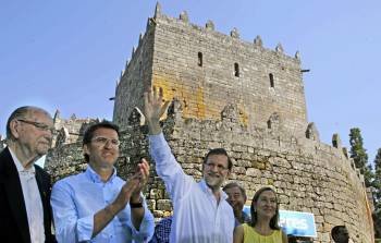 Feijóo Rajoy y Pastor, a los pies del castillo de Soutomaior. (Foto: FOTOS: LAVANDEIRA JR)